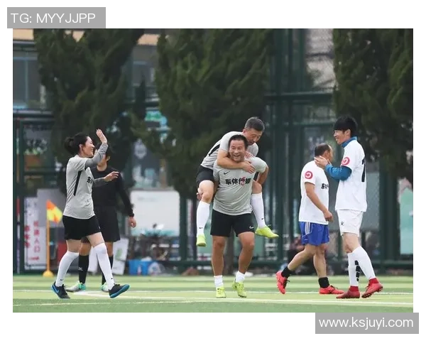 和室友一起看足球猜明星挑战赛乐趣无穷